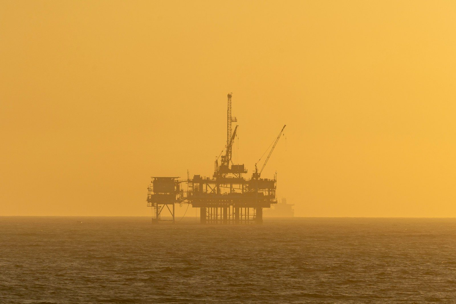 Plataforma petrolera costa afuera al atardecer - Unaoil Group América
